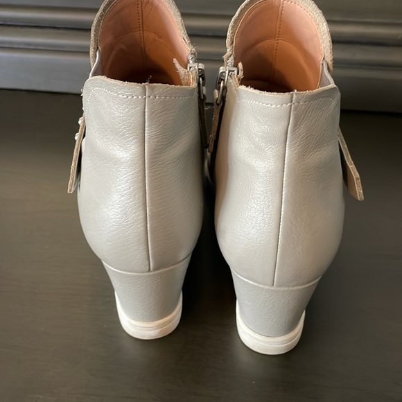 Linea Paolo Grey Leather Wedges - Picture 5 of 6